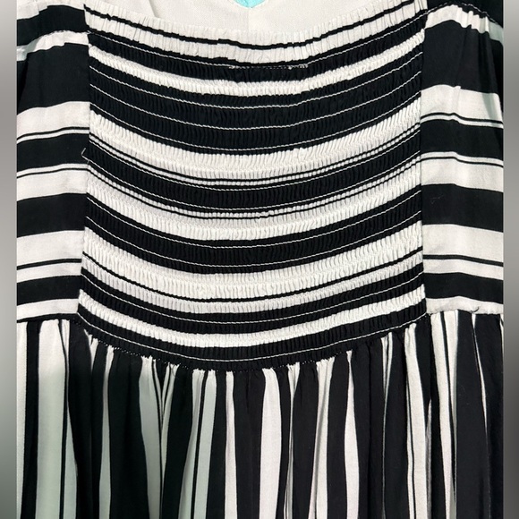 Torrid Black & White Striped Challis Midi Dress
Size 1 - Picture 5 of 7